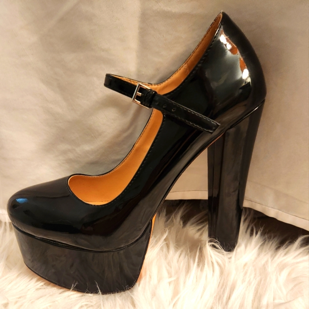 Sky High Black Patent leather round toe  platform  8 inch  heels sz 9 stunning.